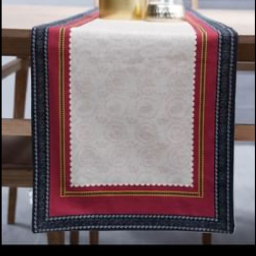 Table runner and placement mats set
